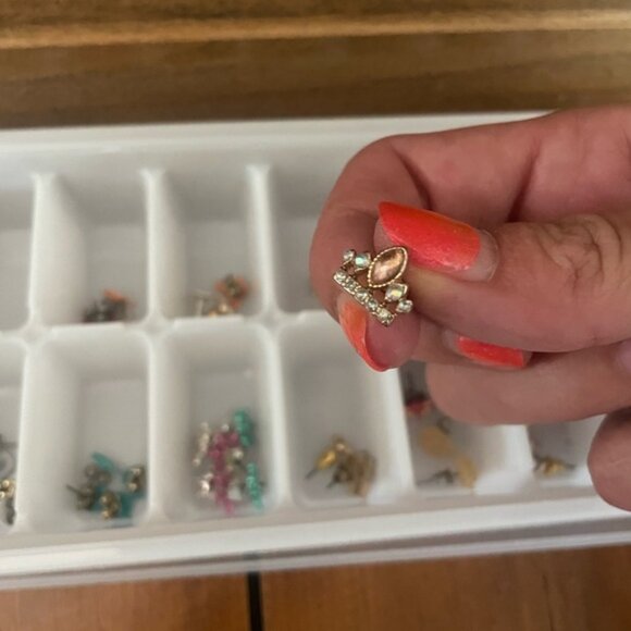 25 Girls Pierced Earrings in Case - Picture 4 of 9